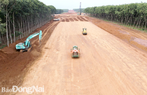 Dự án Đường cao tốc Phan Thiết - Dầu Giây: Nguy cơ chậm tiến độ vì thiếu… đất đắp đường