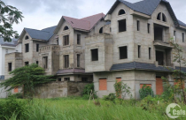 Biệt thự chục tỉ, chục năm không người ở tại TP. Thủ Đức