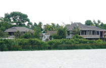 Ai 'chống lưng' xây hàng loạt công trình không phép ven sông Hương?