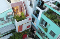 Không gian thông thoáng của nhà 2 tầng 40 năm tuổi sau cải tạo tại Quận 5