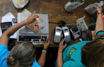 Siêu lạm phát, Venezuela cắt giảm 6 số 0 khỏi đồng tiền, biến 1 triệu bolivar thành 1 bolivar