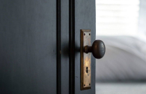 5 lý do nên sử dụng cửa nội thất màu đen