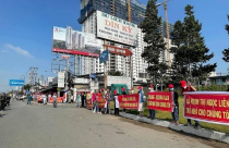 Khách hàng kéo băng rôn “đỏ đường” đòi nhà ở dự án Roxana Plaza
