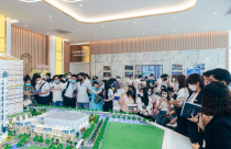 Hàng trăm khách hàng chờ xem căn hộ mẫu Charm Diamond