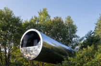 Nhà ống thép dài 12m đầy đủ công năng lơ lửng giữa hàng cây tại Nga