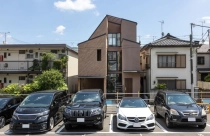 Nhà 3 tầng dành cho 2 gia đình trẻ không cần tường ngăn tại Nhật Bản