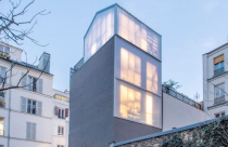 Cải tạo nhà 3 tầng hút mắt với lớp vỏ bằng polycarbonate tại Pháp