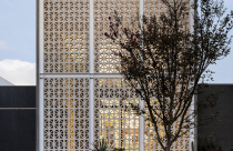 Ấn tượng với ngôi nhà 2 tầng dùng mảng tường lam điều hòa ánh sáng