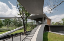 Ngôi nhà thiết kế hành lang độc lạ, bao quanh núi và cây xanh tại Thái Lan