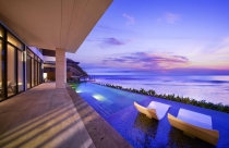 Theo chân “bông hồng lai” xứ Catalan khám phá dinh thự tỷ phú