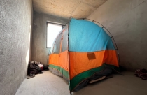 Bong bóng bất động sản khiến hàng loạt chung cư bị phá bỏ, người dân phải dựng lều sống trong căn hộ