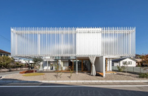 Ngôi nhà đặc biệt được bao quanh bởi các tấm ốp polycarbonate