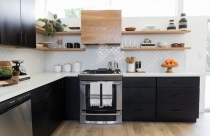 Những căn bếp dưới đây sẽ khiến bạn muốn sở hữu một chiếc tủ màu đen