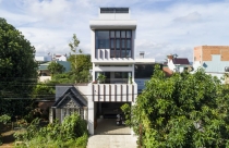 Nhà ống 2 tầng 2 giếng trời với mái hệ lam kính mang đến trải nghiệm thú vị tại Bảo Lộc