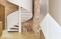 Cầu thang xoắn ốc bốn tầng tạo thành tâm điểm của ngôi nhà ở Barcelona