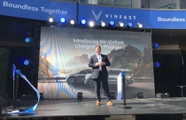 Nỗ lực thâm nhập vào thị trường Mỹ, VinFast của tỷ phú Phạm Nhật Vượng mở showroom ngay cạnh Tesla của Elon Musk