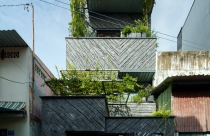 Ngôi nhà lạ mắt với mặt tiền nhiều vách đá cắt xẻ nổi bật giữa Sài Gòn