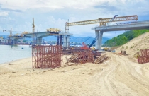 Hợp long cầu vượt biển thứ 2 ở Bình Định