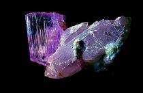 Đá Kunzite hồng tím hợp với mệnh nào?