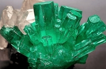 Đá ngọc bích xanh lá hợp với cung mệnh gì?