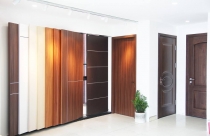 Có nên lắp đặt cửa gỗ chống cháy cho căn hộ chung cư?