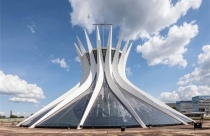 Ấn tượng nhà thờ Brasilia hình vương miện được ghim vào mặt đất