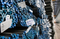 Liên tục giảm giá, bán hàng thép xây dựng Hòa Phát vẫn gặp khó