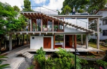 Nhà nổi 2 tầng bất chấp triều cường tại thành phố Thủ Đức