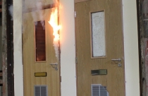 Cửa gỗ chống cháy chịu lửa, ngăn khói trong thời gian bao lâu?