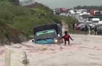 Ngập nặng tại một số điểm trên cao tốc 12.500 tỉ vừa mới thông xe