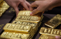 Giá vàng hôm nay 17-8: Vàng thế giới tiếp đà giảm, xuống dưới ngưỡng 1.900 USD/ounce