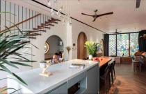 Nhà phố 4 tầng với mặt tiền phản chiếu nhiều sắc màu xây dựng 1,5 năm tại Hà Nội