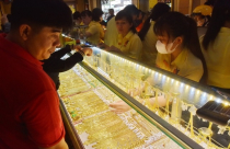 Giá vàng hôm nay 26-2: Vàng trong nước neo sát mốc 79 triệu đồng/lượng