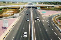 Đường cao tốc tối thiểu có 4 làn xe, tốc độ tối đa 120km/h
