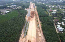 Cao tốc chậm tiến độ, chủ đầu tư nói do mưa lụt, nhưng kiểm tra thì nắng ráo, không có phương tiện thi công nào