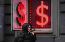 Ngân hàng Trung ương Nga dừng mua USD cho đến năm 2025 khi đồng rúp trượt giá