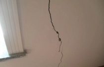 Nhà bị nứt do việc làm đường: Người dân có được bồi thường hay không?