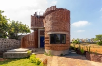 Khám phá ngôi nhà gạch với thiết kế tường gạch lượn sóng độc đáo tại Ấn Độ