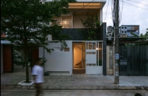 Nhà 3 tầng kiểu Nhật có sân sau sân trước rộng rãi cho 4 người tại Đà Nẵng