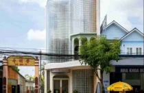 Mặt tiền nhà phố cong độc đáo từ hơn 3.000 viên gạch kính giữa đô thị Trà Vinh