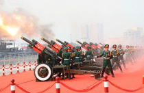 Đại bác rền vang, máy bay tung cánh mở đầu Đại lễ kỷ niệm 50 năm thống nhất đất nước