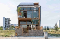 Nhà ở kiêm văn phòng tự sản xuất điện giữa đô thị Đà Nẵng