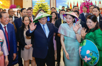 Thủ tướng Thái Lan đội nón lá, trải nghiệm làm tranh dân gian Đông Hồ cùng Thủ tướng Việt Nam