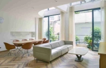 Hồi sinh ngôi nhà cổ 3 tầng mang phong cách hiện đại, tối giản tại Quận 3