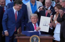 Ông Trump ký ban hành đạo luật dài 870 trang