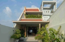 Nhà vườn Nam Bộ ba thế hệ giải bài toán vùng đệm xanh ngay mặt tiền