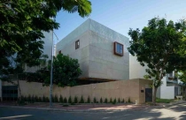 Nhà ba thế hệ Phan Rang như phiến đá thiết kế đột phá trên đất ngã ba đón gió biển