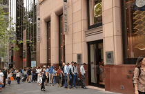 Giá vàng lập kỷ lục lịch sử: Vì sao kim loại quý bứt phá và liệu đà tăng có còn tiếp diễn?