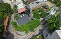 Nhà TP. HCM 4 thế hệ phá cách giếng trời kép dệt nên không gian yên bình và an toàn