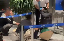 Cái cân ở cửa ra tàu bay gây tranh cãi, Cục hàng không yêu cầu rà soát